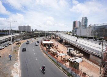 Trânsito na Av. Tancredo Neves será alterado para avanço nas obras de viaduto