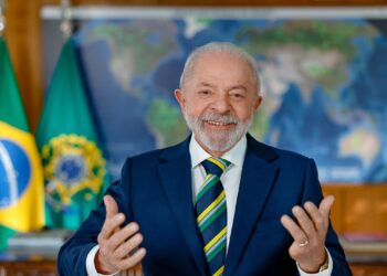 Lula lidera 1º turno, mas empata com Flávio no 2º, diz Paraná Pesquisas
