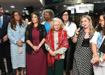 Nova iluminação na ALBA marca abertura dos festejos natalinos