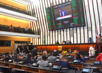 Plenário entra pela noite analisando projetos de autoria do Executivo