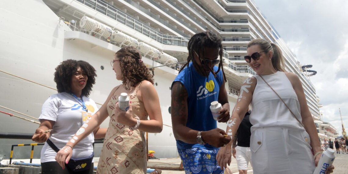 Primeiro cruzeiro de dezembro traz 5,2 mil turistas a Salvador
