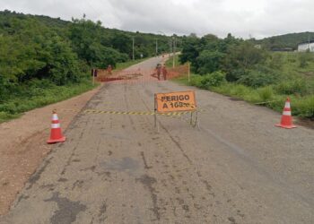 Tráfego de veículos é interrompido na BA-270, entre Encruzilhada e Ribeirão do Largo, após fortes chuvas