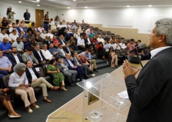 Estado firma convênios e autoriza licitação para obras de infraestrutura em 14 municípios baianos