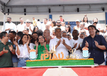 No dia que completa 92 anos, Ipiaú recebe inauguração de colégio estadual e complexo esportivo