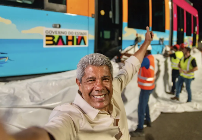 “Olha os empréstimos”: Jerônimo mostra trens do VLT e cutuca oposição
