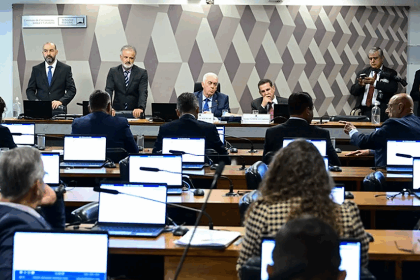 CCJ do Senado aprova fim da escala 6×1 de trabalho