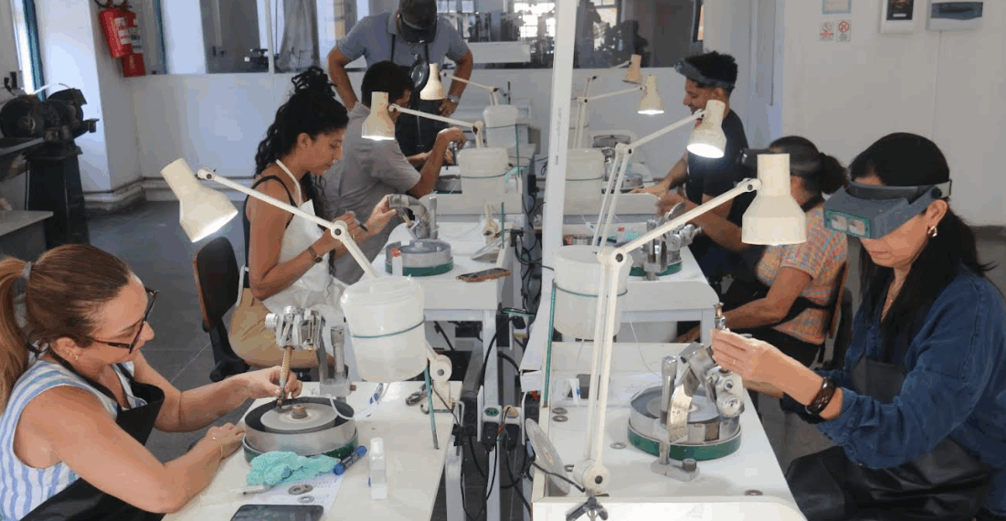 Com a formação de lapidários, o Centro Gemológico da Bahia fortalece cadeia produtiva de gemas e joias no estado