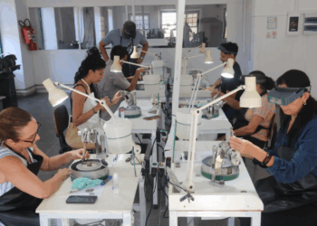 Com a formação de lapidários, o Centro Gemológico da Bahia fortalece cadeia produtiva de gemas e joias no estado