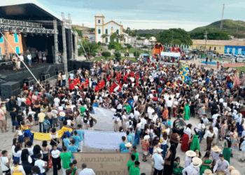 FLIRCONTAS estreia com força e reúne 5 mil pessoas em Rio de Contas com literatura, música e tradição