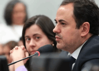 Por 318 a 141, Câmara suspende mandato de Glauber Braga por 6 meses