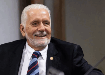 “Não cabia manter um condenado e outro ausente”, diz Wagner sobre cassações