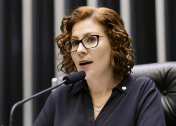 Câmara mantém mandato de Carla Zambelli, apesar de condenação