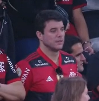 Prefeito de Serrinha é flagrado no Catar em jogo do Flamengo