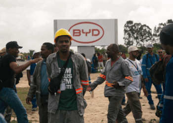 Paralisação na BYD: 2 mil operários reclamam de más condições