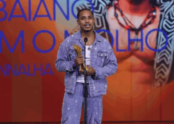 Premiado, O Kanalha é recebido com festa no aeroporto de Salvador