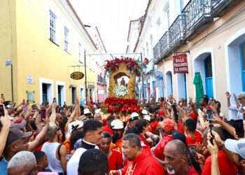 Celebração a Santa Bárbara reúne multidão e abre calendário das festas populares de Salvador
