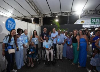 Emoção marca presença de 800 idosos levados pela Prefeitura para show de Roberto Carlos em Salvador
