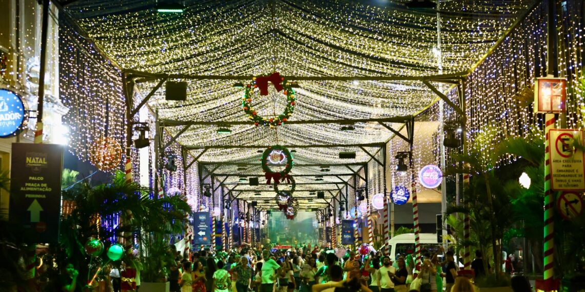 Natal Luz Salvador 2025 ilumina o Centro Histórico e emociona visitantes com túnel de 400 metros na Rua Chile