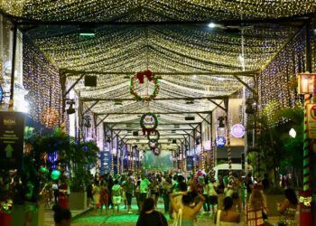 Natal Luz Salvador 2025 ilumina o Centro Histórico e emociona visitantes com túnel de 400 metros na Rua Chile