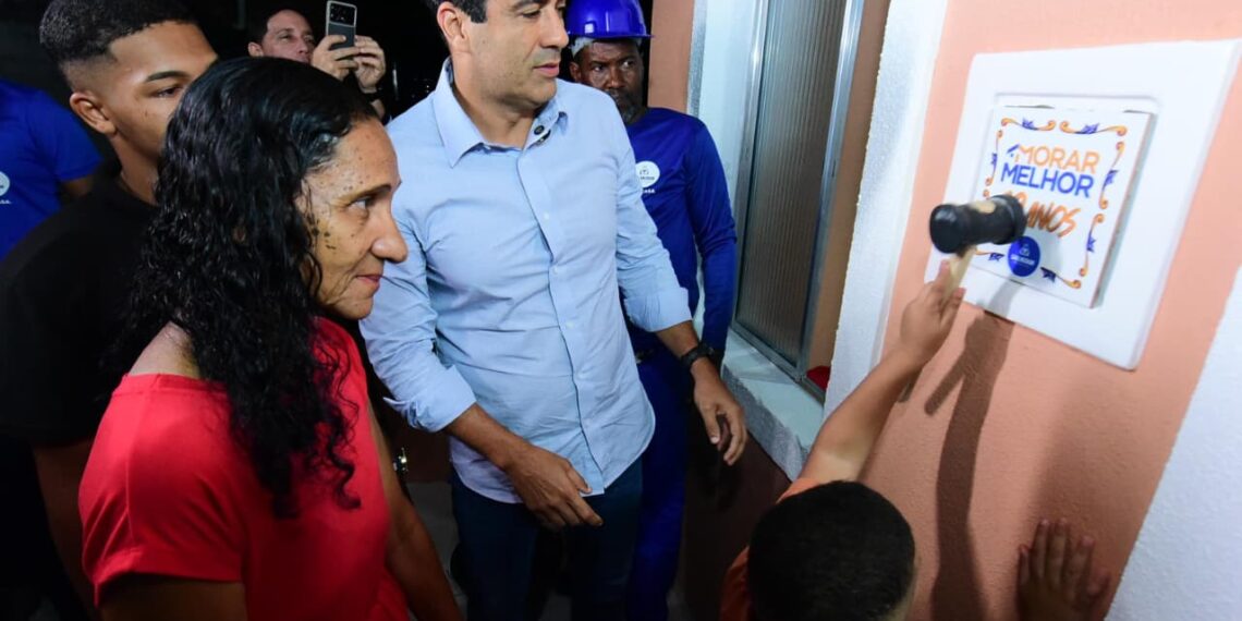 Criança de 5 anos emociona moradores e vira protagonista na entrega de 100 casas reformadas do Morar Melhor em Castelo Branco