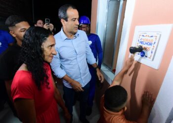 Criança de 5 anos emociona moradores e vira protagonista na entrega de 100 casas reformadas do Morar Melhor em Castelo Branco