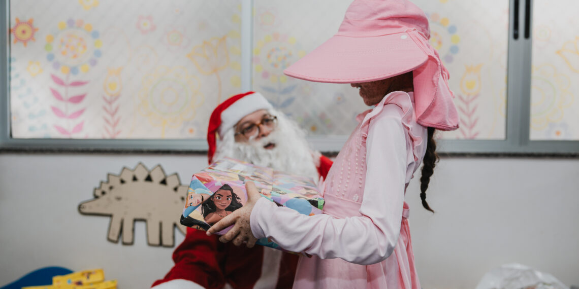Braskem leva magia de Natal para crianças em tratamento oncológico no Hospital Aristides Maltez
