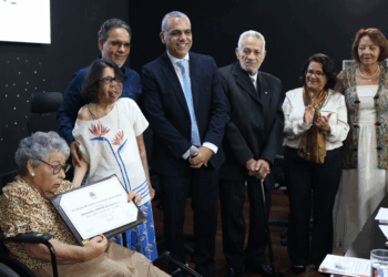 Ilka Carvalho recebe medalha Thomé de Souza por sua trajetória em favor da Pessoa com Deficiência