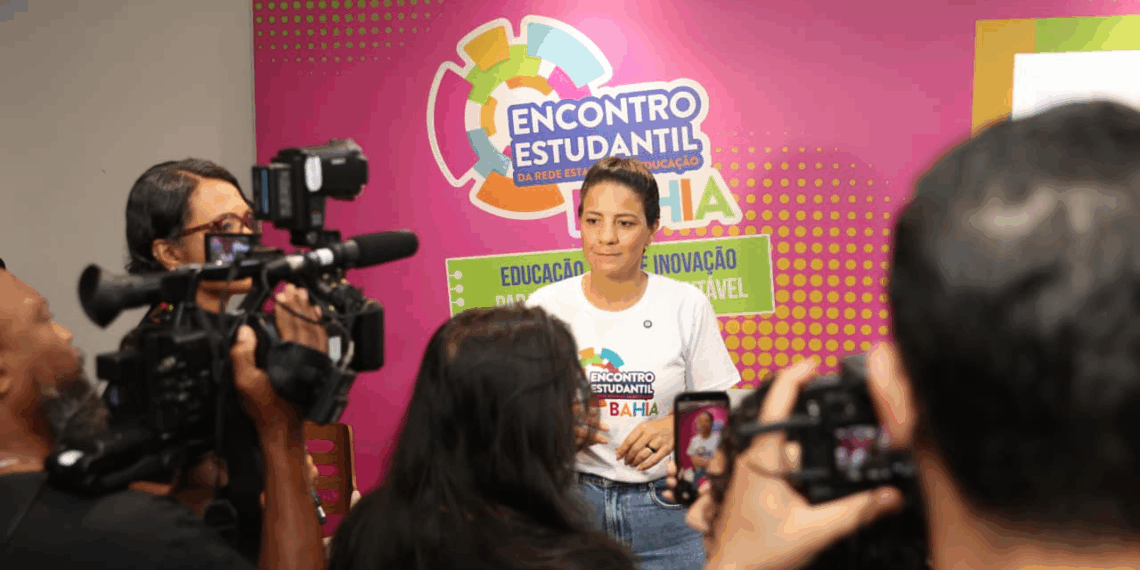 SEC anuncia Projeto Férias na Escola durante abertura do Encontro Estudantil 2025