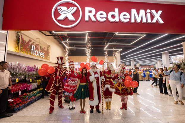 RedeMix recebe Papai Noel e promete momentos encantadores para toda a família
