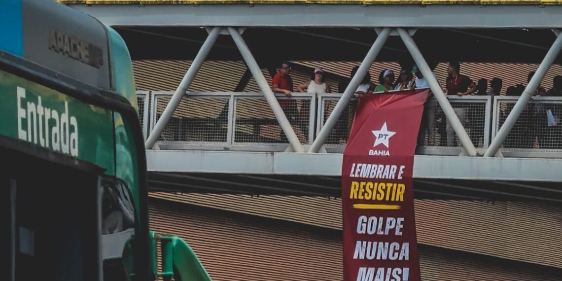 PT Bahia realiza intervenção urbana em defesa da democracia