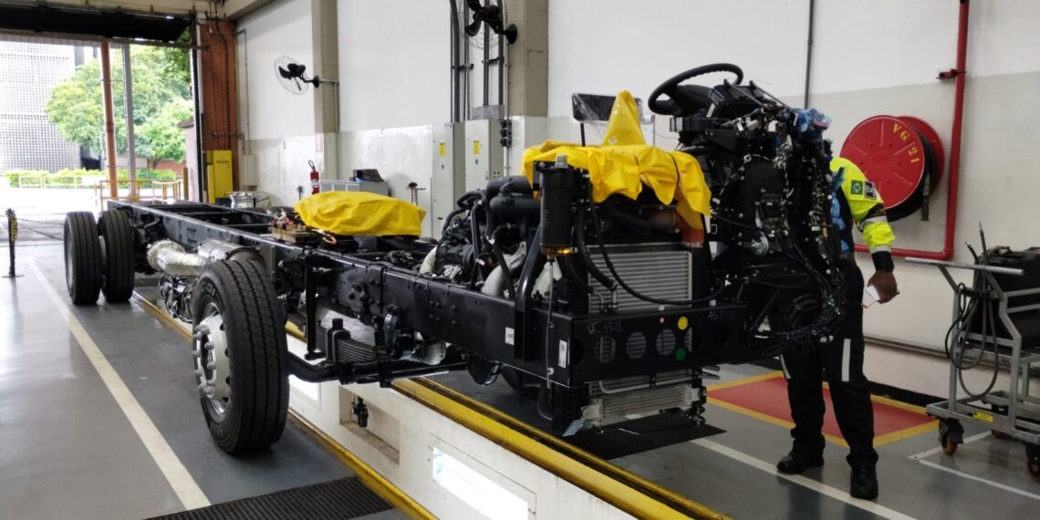 Prefeitura inspeciona produção de novos ônibus com ar-condicionado