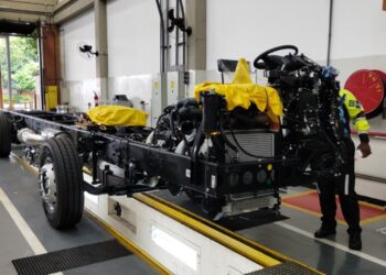 Prefeitura inspeciona produção de novos ônibus com ar-condicionado