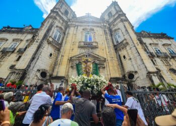 Fiéis levam imagem do Senhor do Bonfim à Conceição da Praia em procissão marítima que precede Lavagem