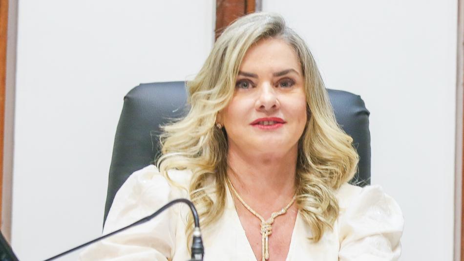 Ivana Bastos saúda os 66 anos de Iramaia