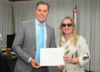 Ivana Bastos recebe a visita do desembargador Edivaldo Rotondano