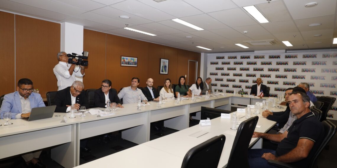 Governador entrega ambulância e equipamentos em Maetinga