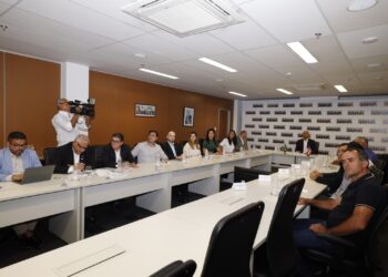 Governador entrega ambulância e equipamentos em Maetinga