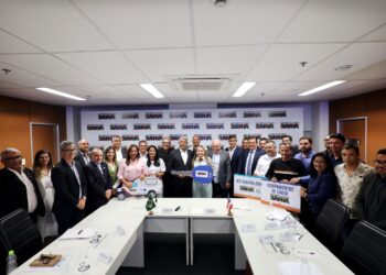 Governador entrega ambulância e reforça saúde de Uibaí