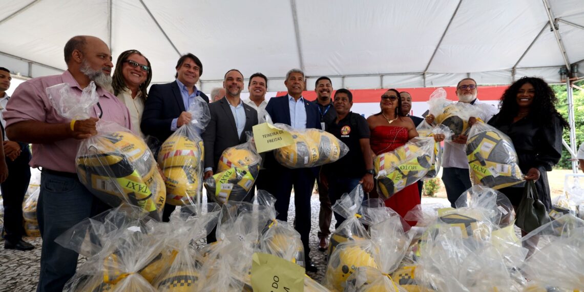 Estado entrega mais de 200 certificados, kits de proteção e bags para mototaxistas e motofretistas da Bahia
