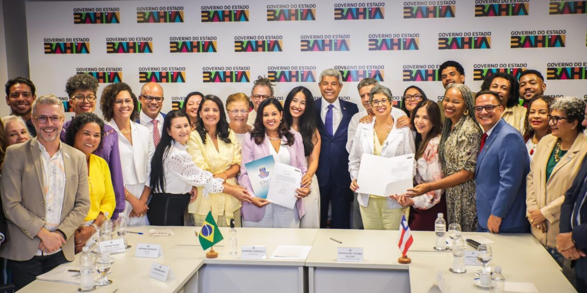 Adriana Marmori e Dayse Lago tomam posse na Reitoria da Uneb