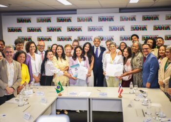 Adriana Marmori e Dayse Lago tomam posse na Reitoria da Uneb