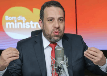 Fim da escala 6×1 deve ser votado neste semestre, afirma ministro