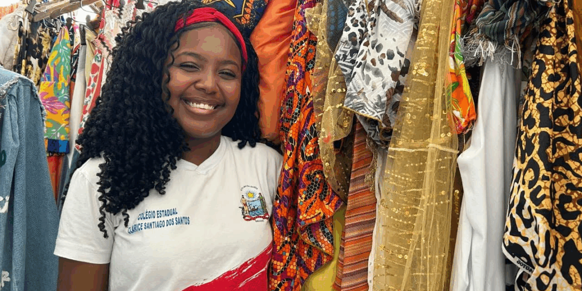 Oficina do Projeto Férias na Escola ensina estudantes a customizarem abadás