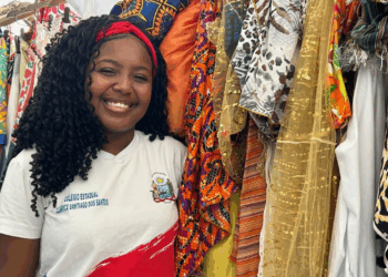 Oficina do Projeto Férias na Escola ensina estudantes a customizarem abadás