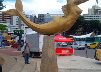 Sereia do Rio Vermelho é restaurada antes da Festa de Iemanjá