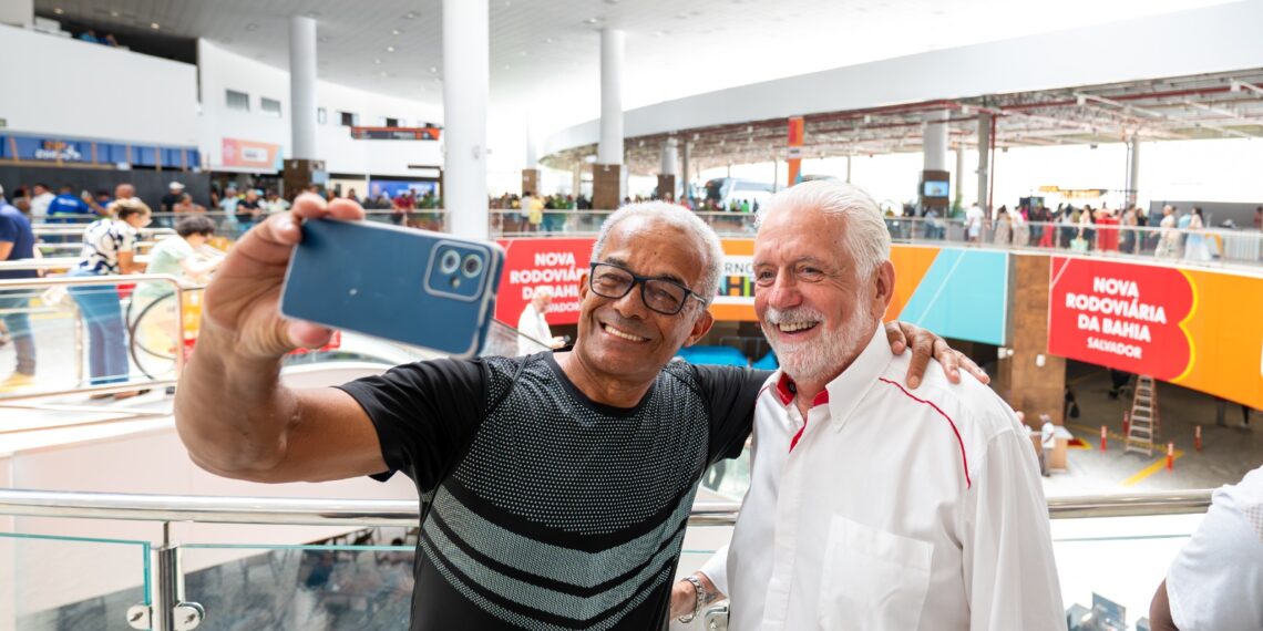 Jaques Wagner visita nova rodoviária e acompanha início dos serviços: ‘Primeiro dia de uma nova era’