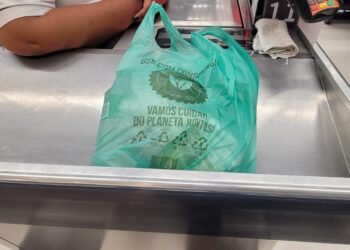 Supermercados voltam a cobrar por sacolas em Salvador