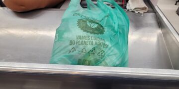 Supermercados voltam a cobrar por sacolas em Salvador