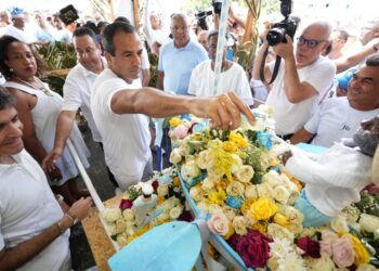 Prefeito Bruno Reis acompanha entrega do presente de Iemanjá no Rio Vermelho