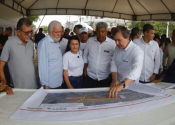 Governador vistoria obras de macro e microdrenagem na Cidade Baixa